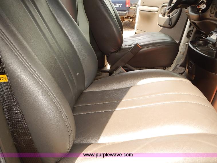 image for item E7782 2002 Chevrolet Express 1500 Cargo van