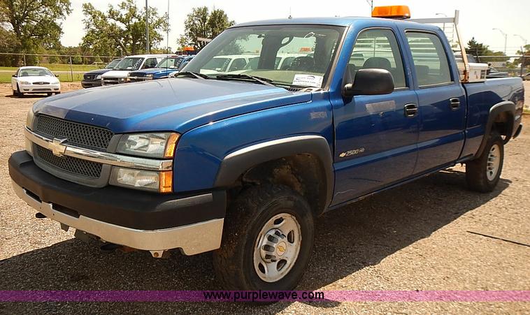 image for item E7784 2004 Chevrolet Silverado 2500HD Crew Cab pickup truck