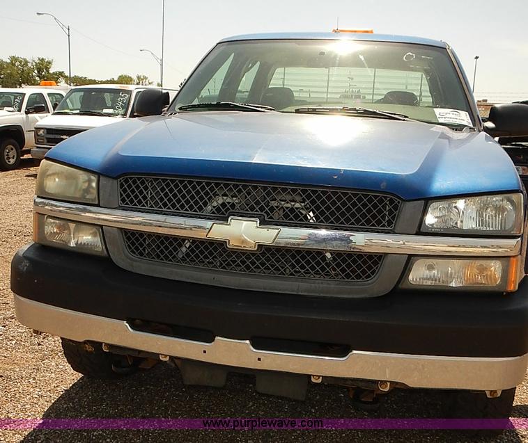image for item E7784 2004 Chevrolet Silverado 2500HD Crew Cab pickup truck
