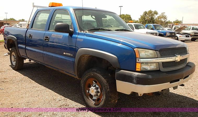 image for item E7784 2004 Chevrolet Silverado 2500HD Crew Cab pickup truck