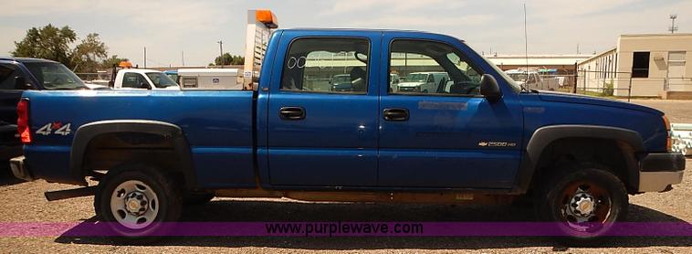 image for item E7784 2004 Chevrolet Silverado 2500HD Crew Cab pickup truck