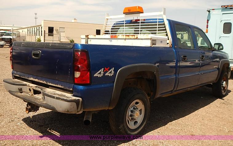 image for item E7784 2004 Chevrolet Silverado 2500HD Crew Cab pickup truck