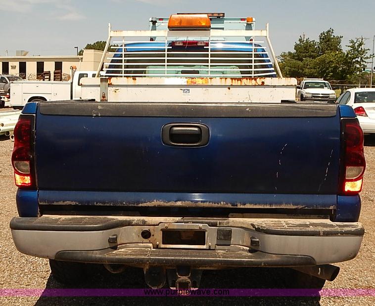 image for item E7784 2004 Chevrolet Silverado 2500HD Crew Cab pickup truck