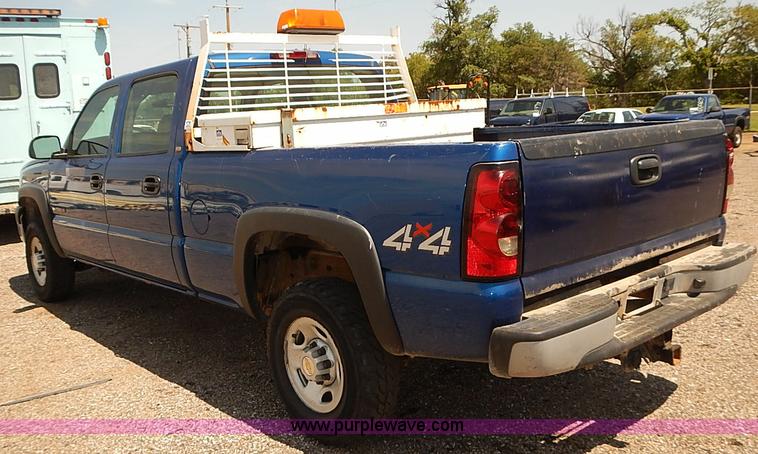 image for item E7784 2004 Chevrolet Silverado 2500HD Crew Cab pickup truck