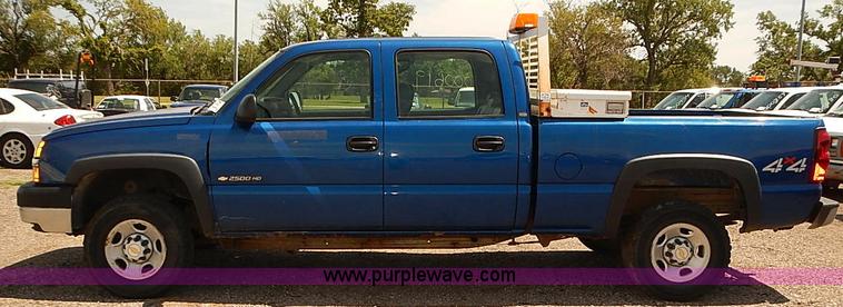 image for item E7784 2004 Chevrolet Silverado 2500HD Crew Cab pickup truck