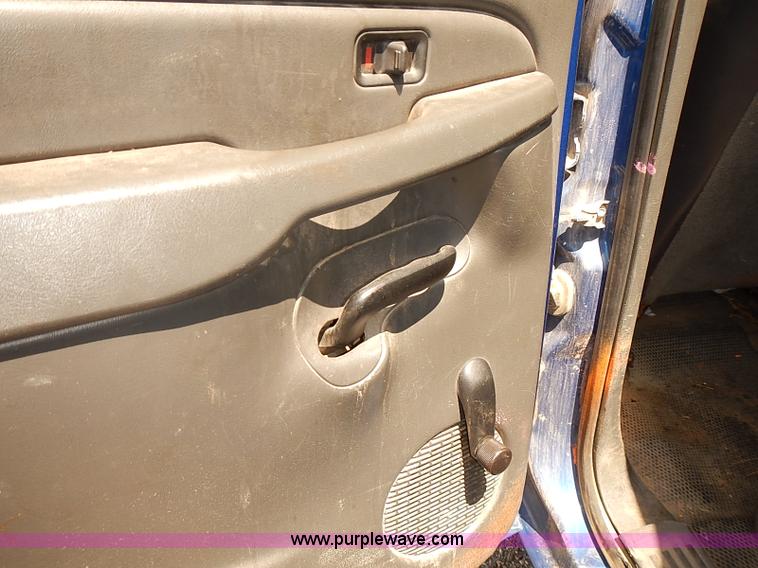 image for item E7784 2004 Chevrolet Silverado 2500HD Crew Cab pickup truck