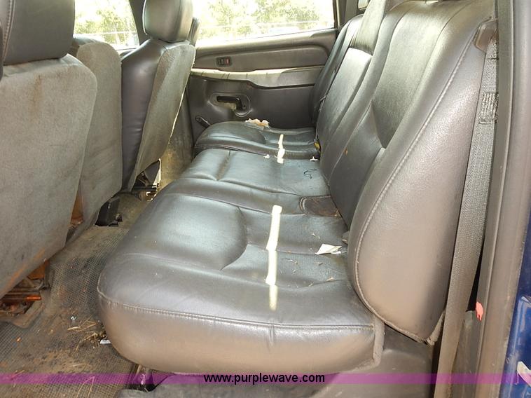 image for item E7784 2004 Chevrolet Silverado 2500HD Crew Cab pickup truck