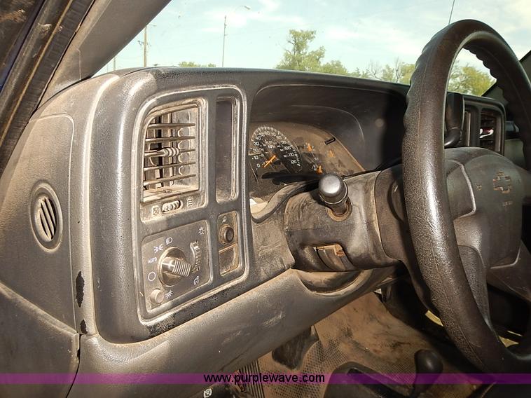 image for item E7784 2004 Chevrolet Silverado 2500HD Crew Cab pickup truck