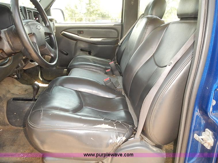 image for item E7784 2004 Chevrolet Silverado 2500HD Crew Cab pickup truck