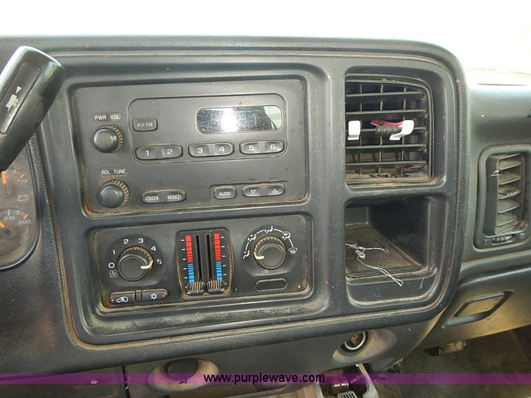 image for item E7784 2004 Chevrolet Silverado 2500HD Crew Cab pickup truck