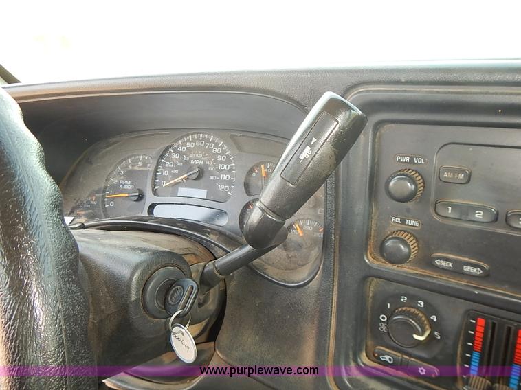 image for item E7784 2004 Chevrolet Silverado 2500HD Crew Cab pickup truck