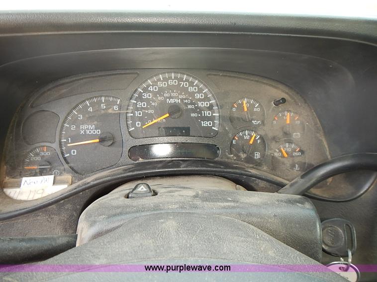 image for item E7784 2004 Chevrolet Silverado 2500HD Crew Cab pickup truck