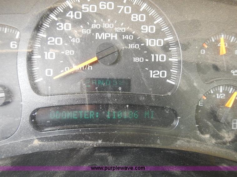 image for item E7784 2004 Chevrolet Silverado 2500HD Crew Cab pickup truck