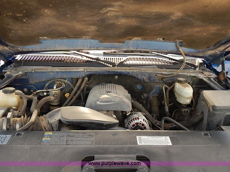 image for item E7784 2004 Chevrolet Silverado 2500HD Crew Cab pickup truck