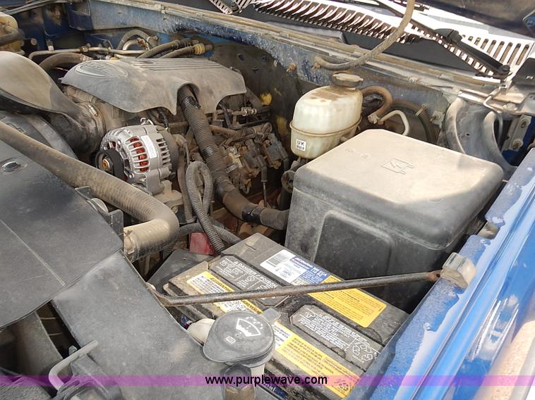 image for item E7784 2004 Chevrolet Silverado 2500HD Crew Cab pickup truck