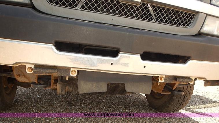 image for item E7784 2004 Chevrolet Silverado 2500HD Crew Cab pickup truck