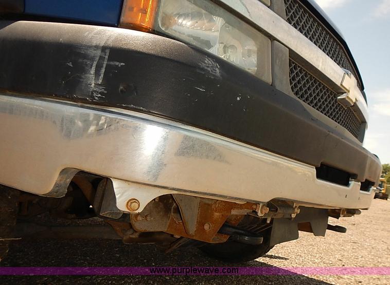 image for item E7784 2004 Chevrolet Silverado 2500HD Crew Cab pickup truck