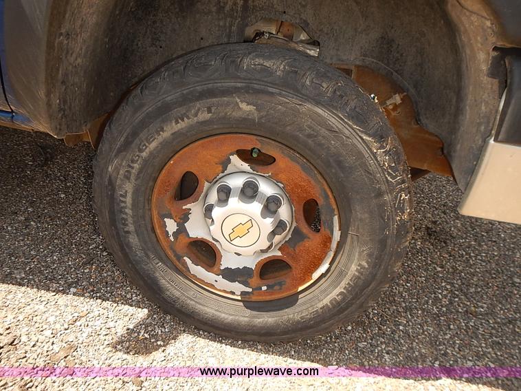 image for item E7784 2004 Chevrolet Silverado 2500HD Crew Cab pickup truck