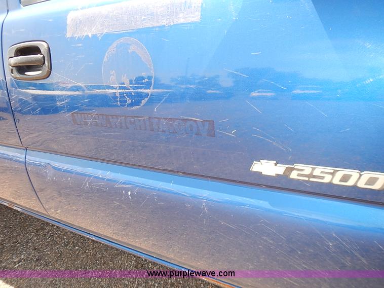 image for item E7784 2004 Chevrolet Silverado 2500HD Crew Cab pickup truck