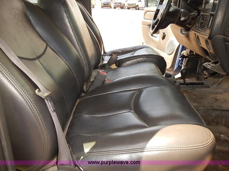 image for item E7784 2004 Chevrolet Silverado 2500HD Crew Cab pickup truck