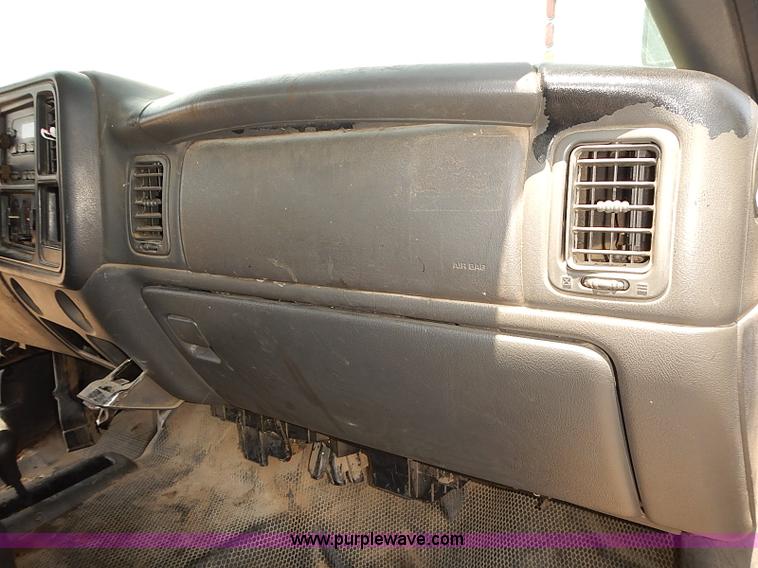 image for item E7784 2004 Chevrolet Silverado 2500HD Crew Cab pickup truck