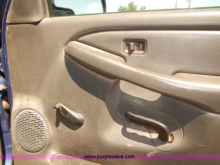 image for item E7784 2004 Chevrolet Silverado 2500HD Crew Cab pickup truck