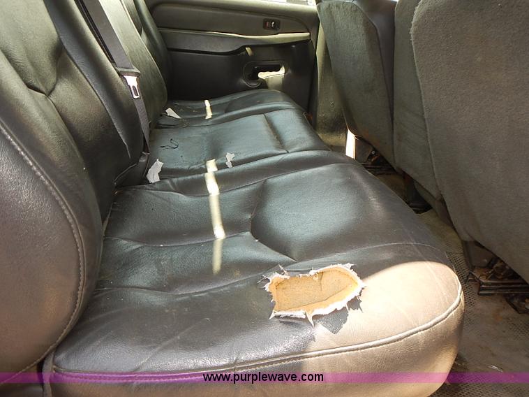 image for item E7784 2004 Chevrolet Silverado 2500HD Crew Cab pickup truck