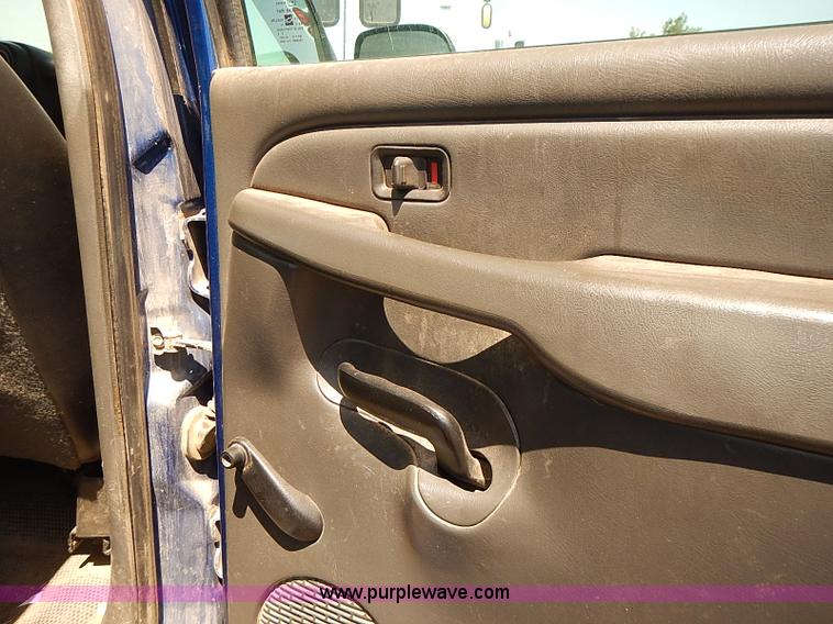 image for item E7784 2004 Chevrolet Silverado 2500HD Crew Cab pickup truck