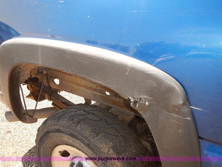 image for item E7784 2004 Chevrolet Silverado 2500HD Crew Cab pickup truck