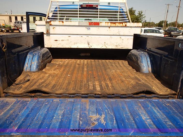 image for item E7784 2004 Chevrolet Silverado 2500HD Crew Cab pickup truck