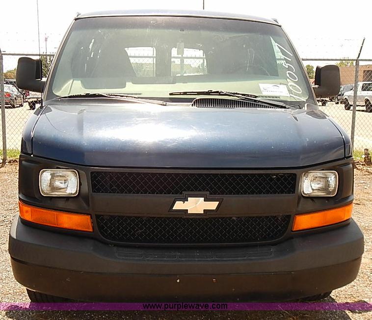 image for item E7786 2003 Chevrolet Express 2500 Cargo van