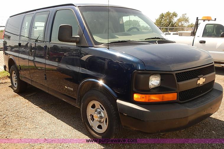 image for item E7786 2003 Chevrolet Express 2500 Cargo van