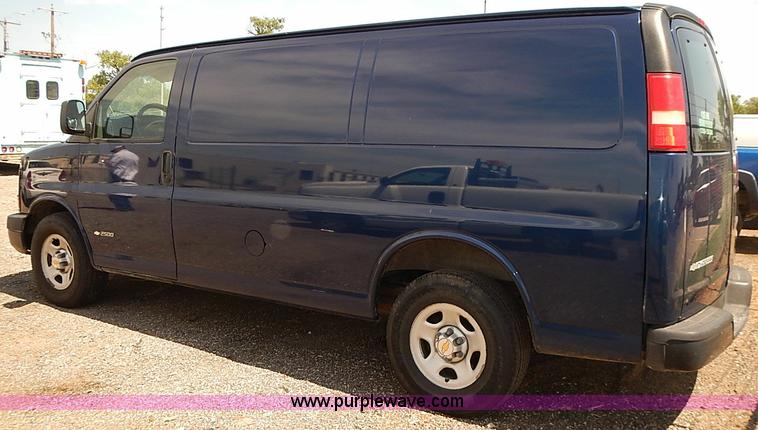 image for item E7786 2003 Chevrolet Express 2500 Cargo van