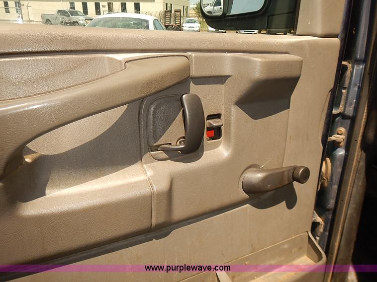 image for item E7786 2003 Chevrolet Express 2500 Cargo van