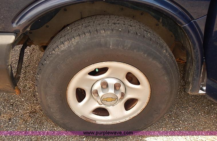 image for item E7786 2003 Chevrolet Express 2500 Cargo van