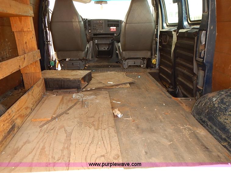 image for item E7786 2003 Chevrolet Express 2500 Cargo van