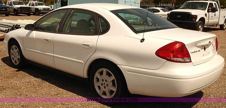 image for item E7787 2006 Ford Taurus SE