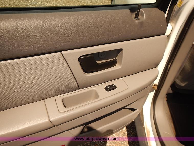 image for item E7787 2006 Ford Taurus SE