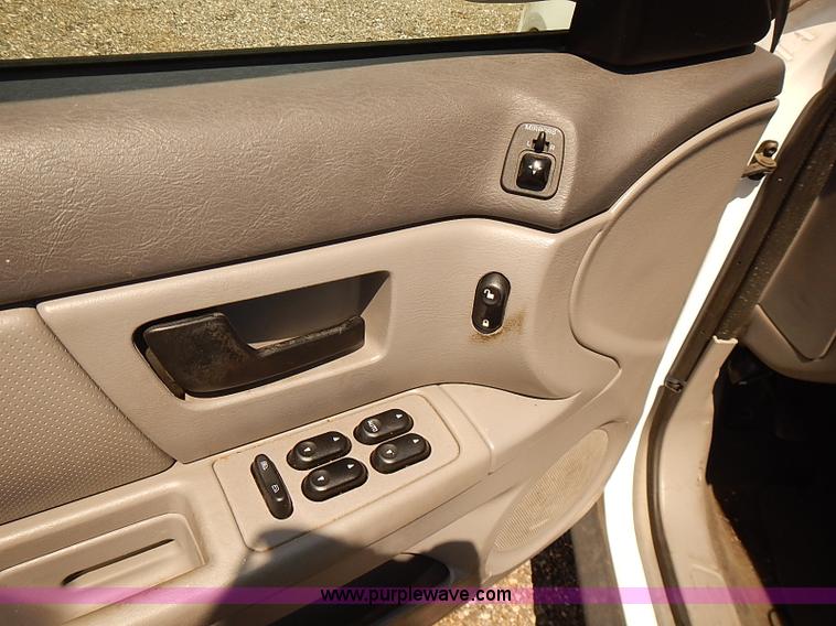 image for item E7787 2006 Ford Taurus SE