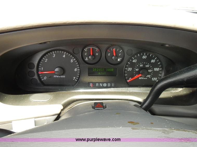 image for item E7787 2006 Ford Taurus SE