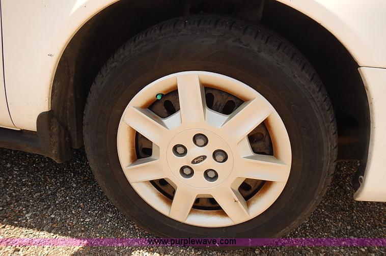 image for item E7787 2006 Ford Taurus SE