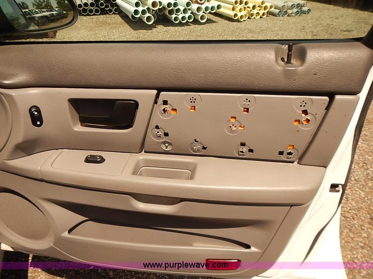 image for item E7787 2006 Ford Taurus SE