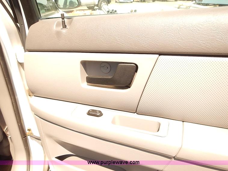 image for item E7787 2006 Ford Taurus SE