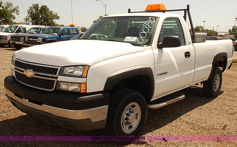 image for item E7788 2005 Chevrolet Silverado 2500HD pickup truck
