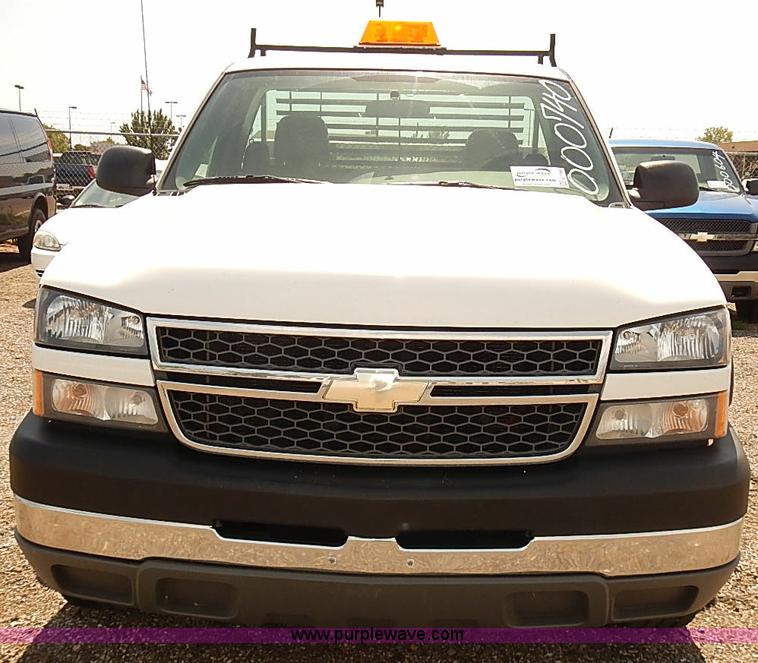 image for item E7788 2005 Chevrolet Silverado 2500HD pickup truck