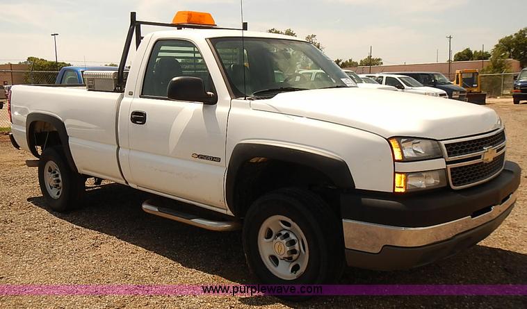 image for item E7788 2005 Chevrolet Silverado 2500HD pickup truck