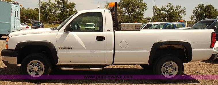 image for item E7788 2005 Chevrolet Silverado 2500HD pickup truck