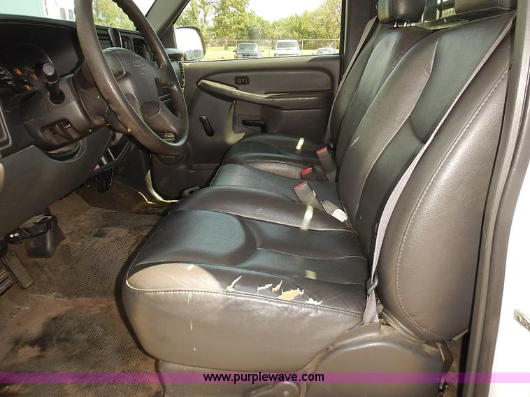 image for item E7788 2005 Chevrolet Silverado 2500HD pickup truck