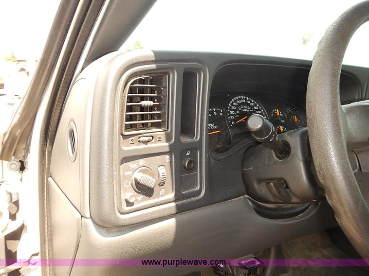 image for item E7788 2005 Chevrolet Silverado 2500HD pickup truck