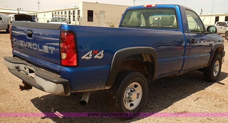 image for item E7789 2004 Chevrolet Silverado 2500HD pickup truck